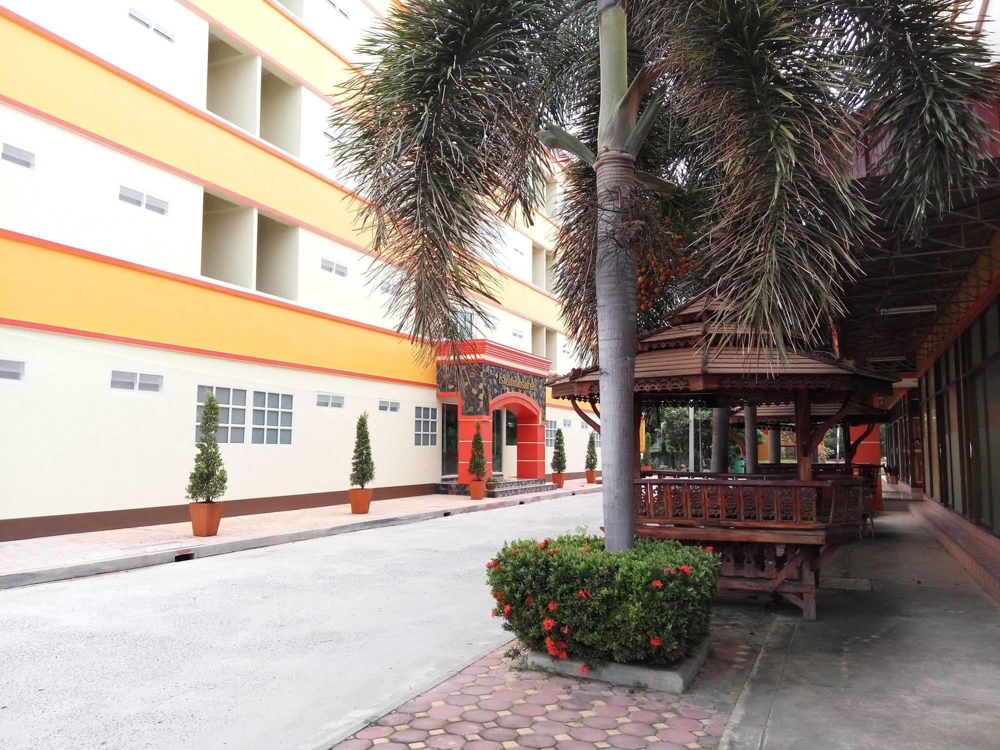 Central Park Hotel Sing Buri Exterior photo